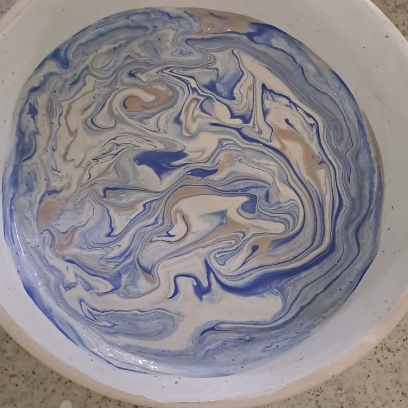 Handgetöpferter Keramiknapf in Marmoroptik